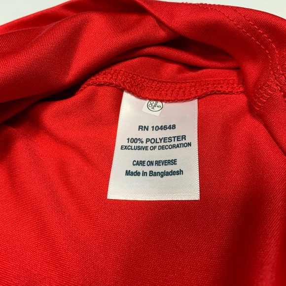 ⭐️Wisconsin Badgers Women’s Red T-Shirt Small - Picture 5 of 5